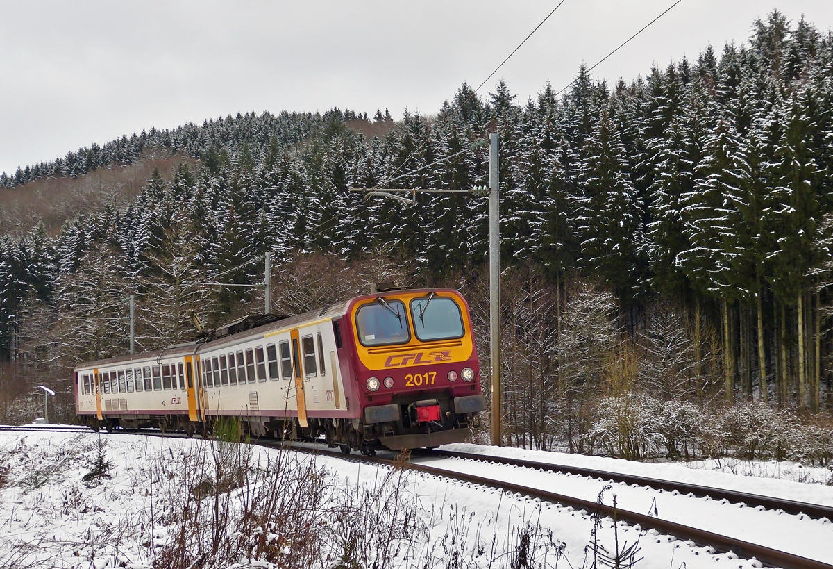 . Der Z 2017 als RE 1715 Kautenbach - Wiltz durchfhrt das winterliche Tal der Wiltz/Wolz zwischen Merkholtz und Wiltz. (Hans)