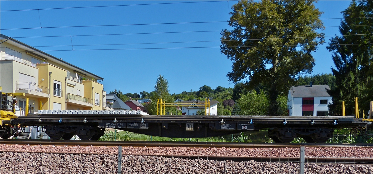 . Detailfoto des Gleisumbauzuges. Noch eine Lage Schwellen befinden sich auf diesem Transportwagen, es waren 18 Wagen von diesem Typ im Zug eingereiht.  Schieren 06.09.2016.