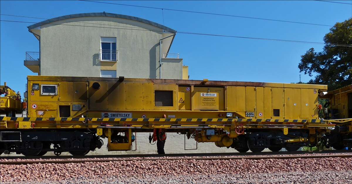 . Detailfoto des Gleisumbauzuges. Versorgung‘s und Generatorwagen des Gleisumbauzuges an der Gleisbaustelle in Schieren.  06.09.2016