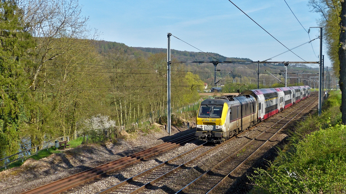 . Die 3012 zieht den RE 3834 Troisvierges - Luxembourg am 21.04.2015 durch das Tal der Alzette zwischen Schieren und Colmar-Berg. Links im Bild sieht man die nicht elektrifizierte Stichstrecke Ettelbrck - Bissen, auf der noch regelmssig Gterverkehr stattfindet. (Hans)