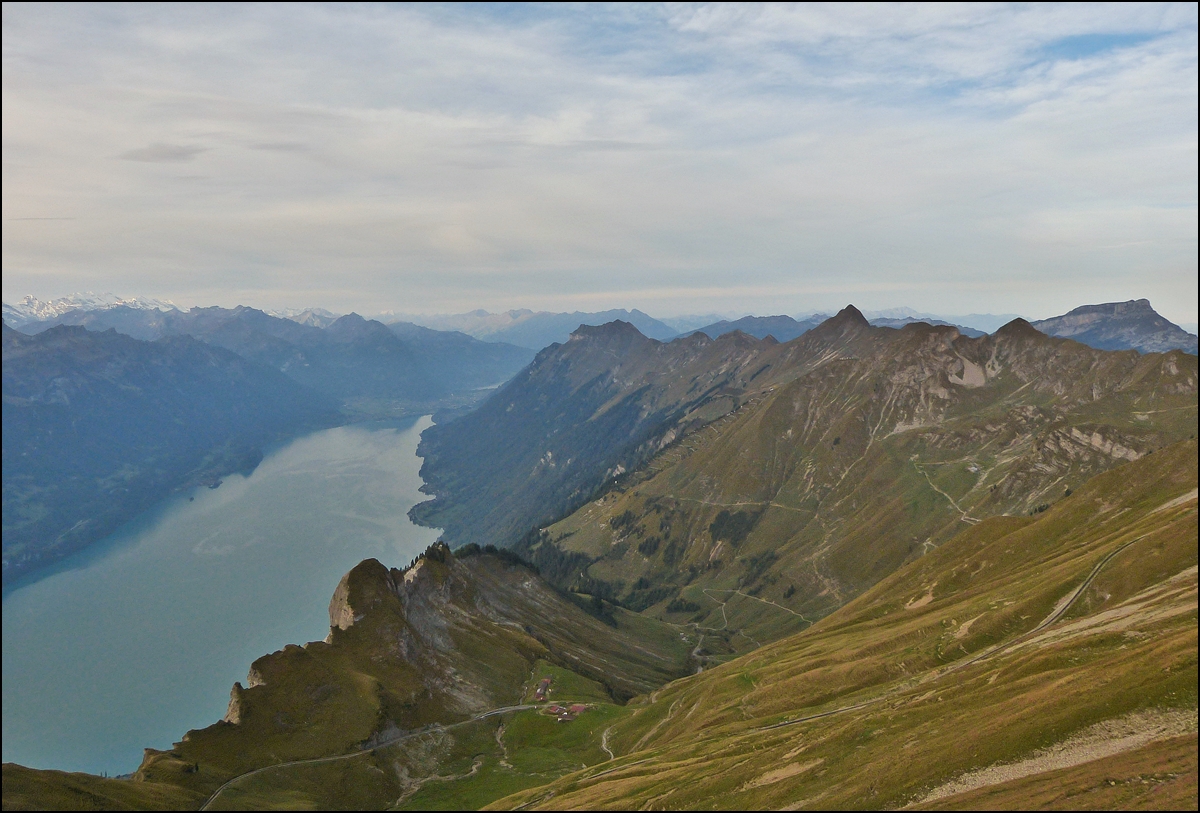 . Die Aussicht von Rothorn Kulm auf die BRB Kreuzungsstelle Oberstafel. Auf diesem Bild ist der Rochers de Naye besser zu sehen, als auf der BB Abendaufnahme. 28.09.2013 (Hans)