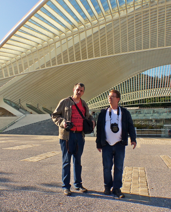 . Die beiden Bahnfotografen Michael und Armin beraten auf dem Vorplatz des Bahnhofs Lige Guillemins die Strategie des Tages. 18.10.2014 (Jeanny)