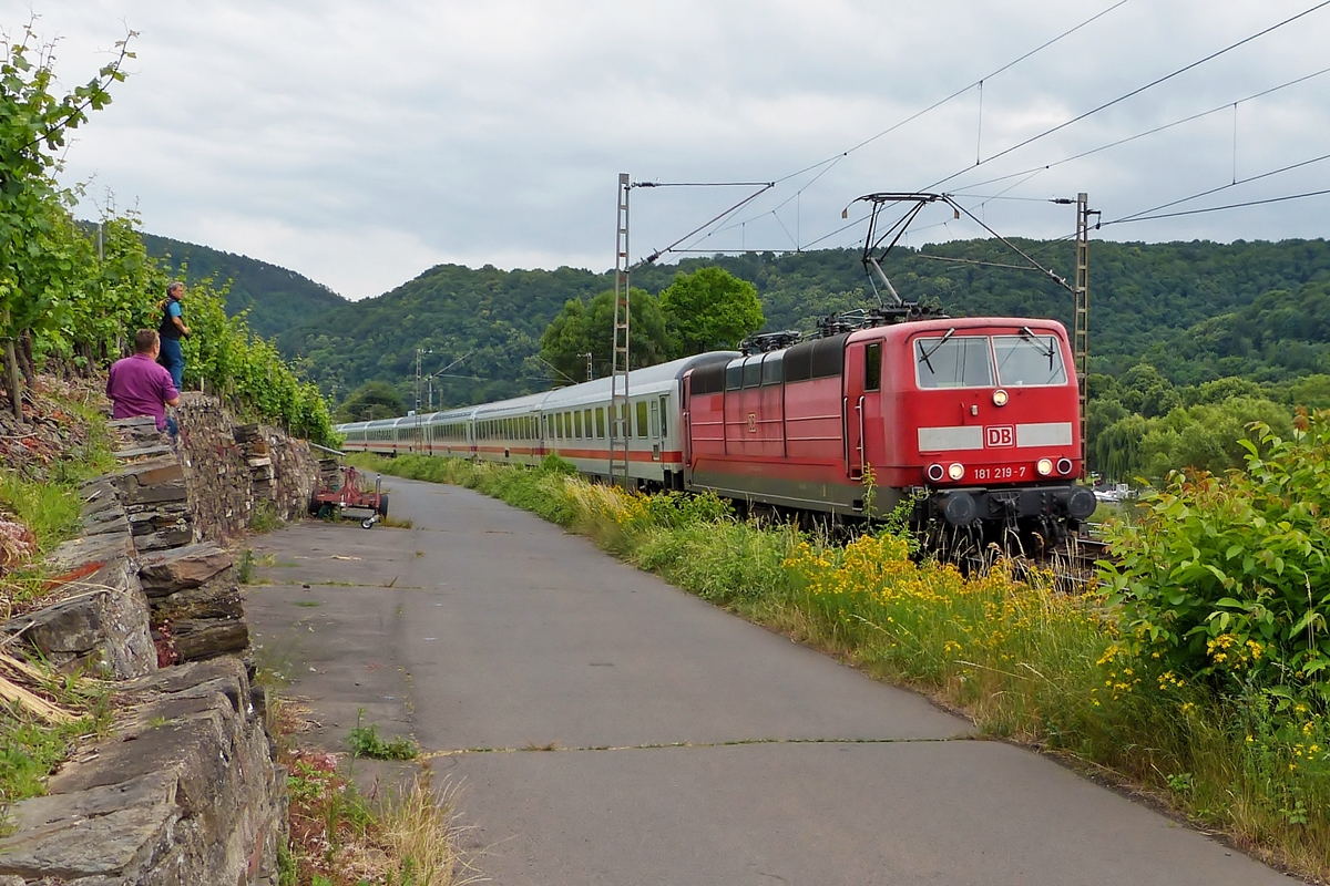 . Die beiden Fotografen hatten bestimmt die bessere Sicht auf den IC 134  Ostfriesland  Norddeich Mole - Luxemburg, als dieser am 20.06.2014 von der 181 219-7 durch das Moseltal bei Winningen gezogen wurde. (Jeanny)