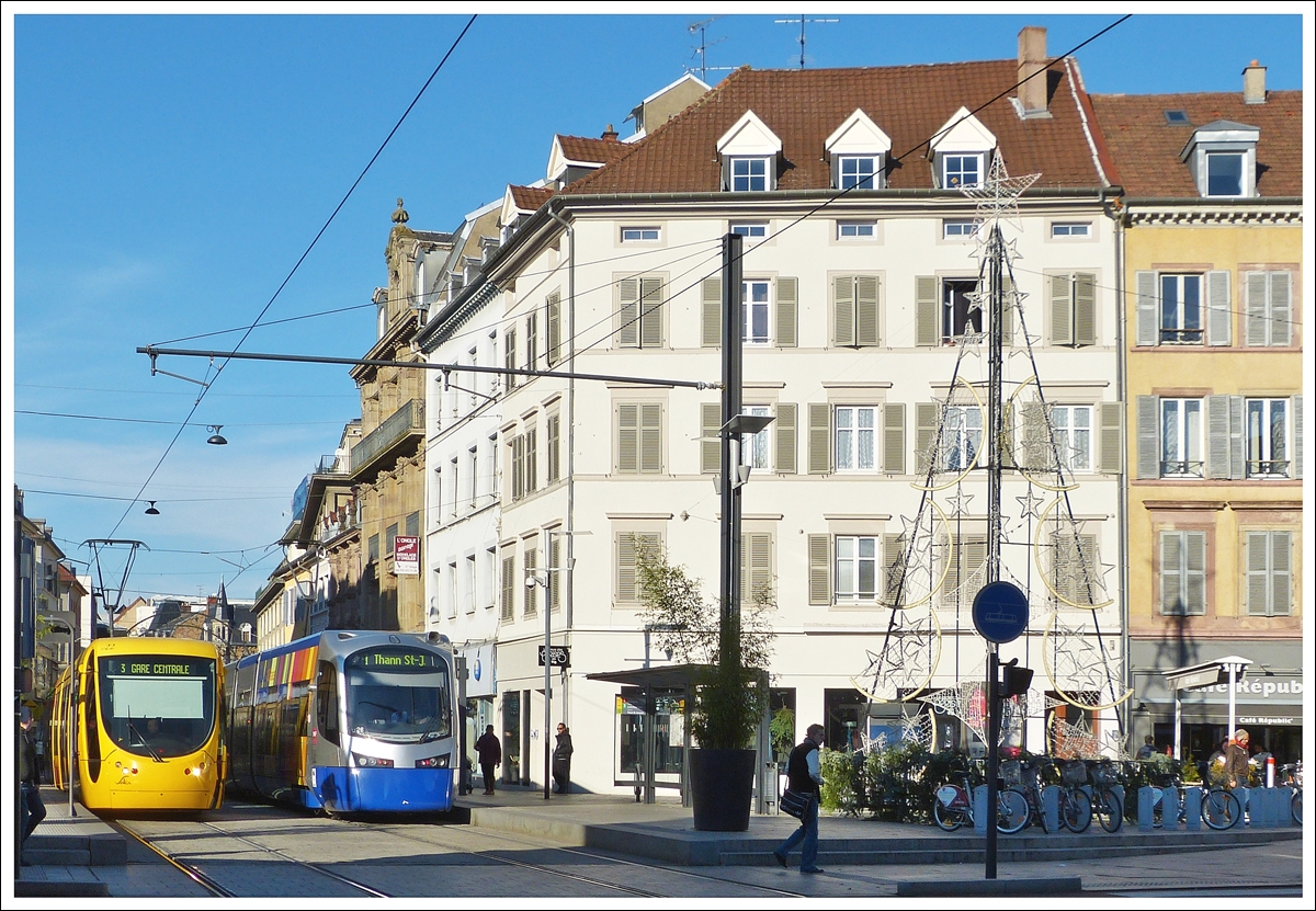 . Die beiden im Stadtverkehr von Mulhouse eingesetzten Fahrzeuge an der Haltestelle Rpublique: Links der Sola Alstom Citadis 302 und rechts der SNCF Siemens Avanto. 10.12.2013 (Jeanny)