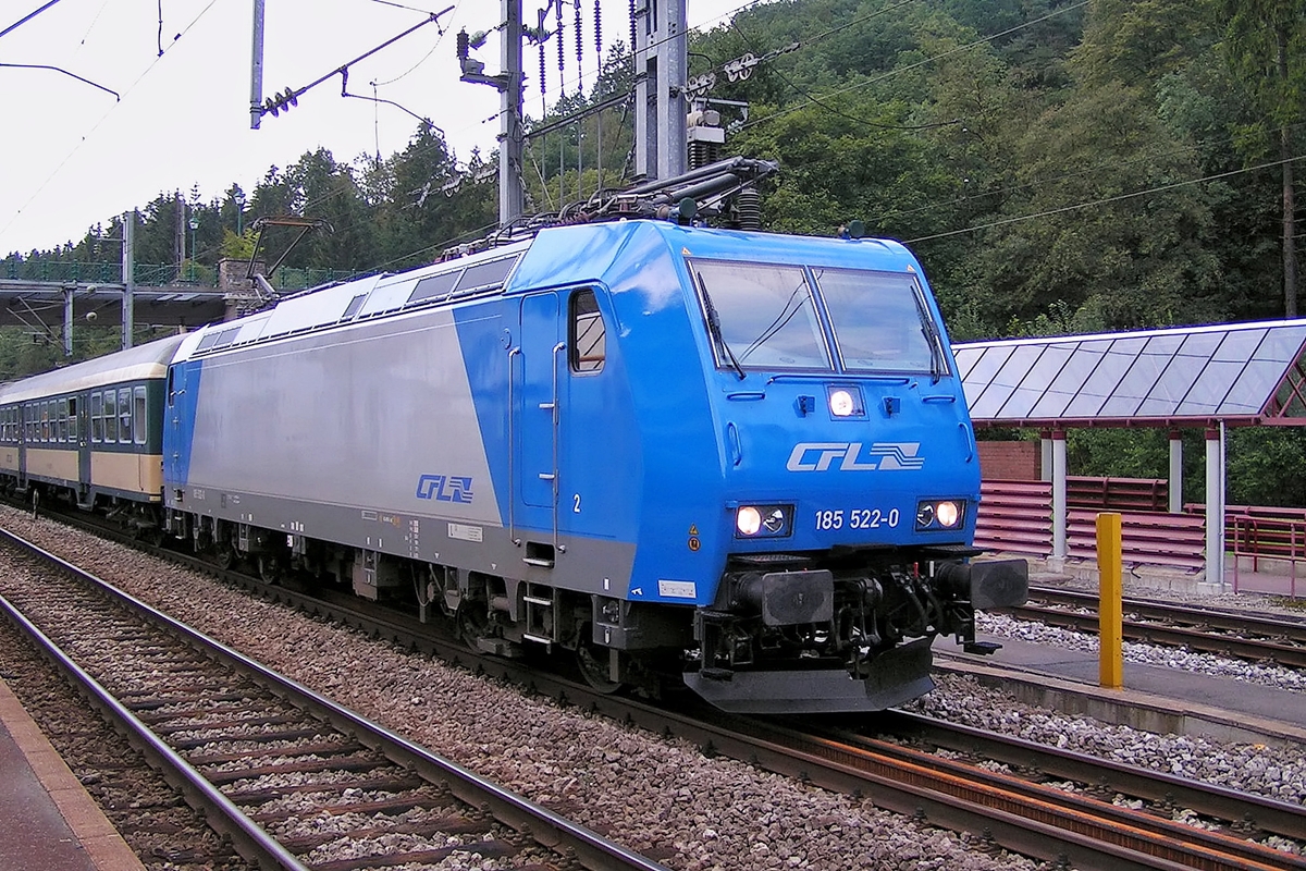 . Die blaue Persiode auf Luxemburgs Schienen - Die Mietlok 185 522-0 stand am 31.08.2004 im Bahnhof von Clervaux zur Abfahrt nach Luxemburg Stadt bereit. (Hans)

Diese Lok wurde 2003 unter der Fabriknummer 33596 bei Bombardier in Kassel gebaut. Die Inbetriebnahme durch die CFL erfolgte am 04.11.2003. Die Lok war von Locomotion Capital gemietet.