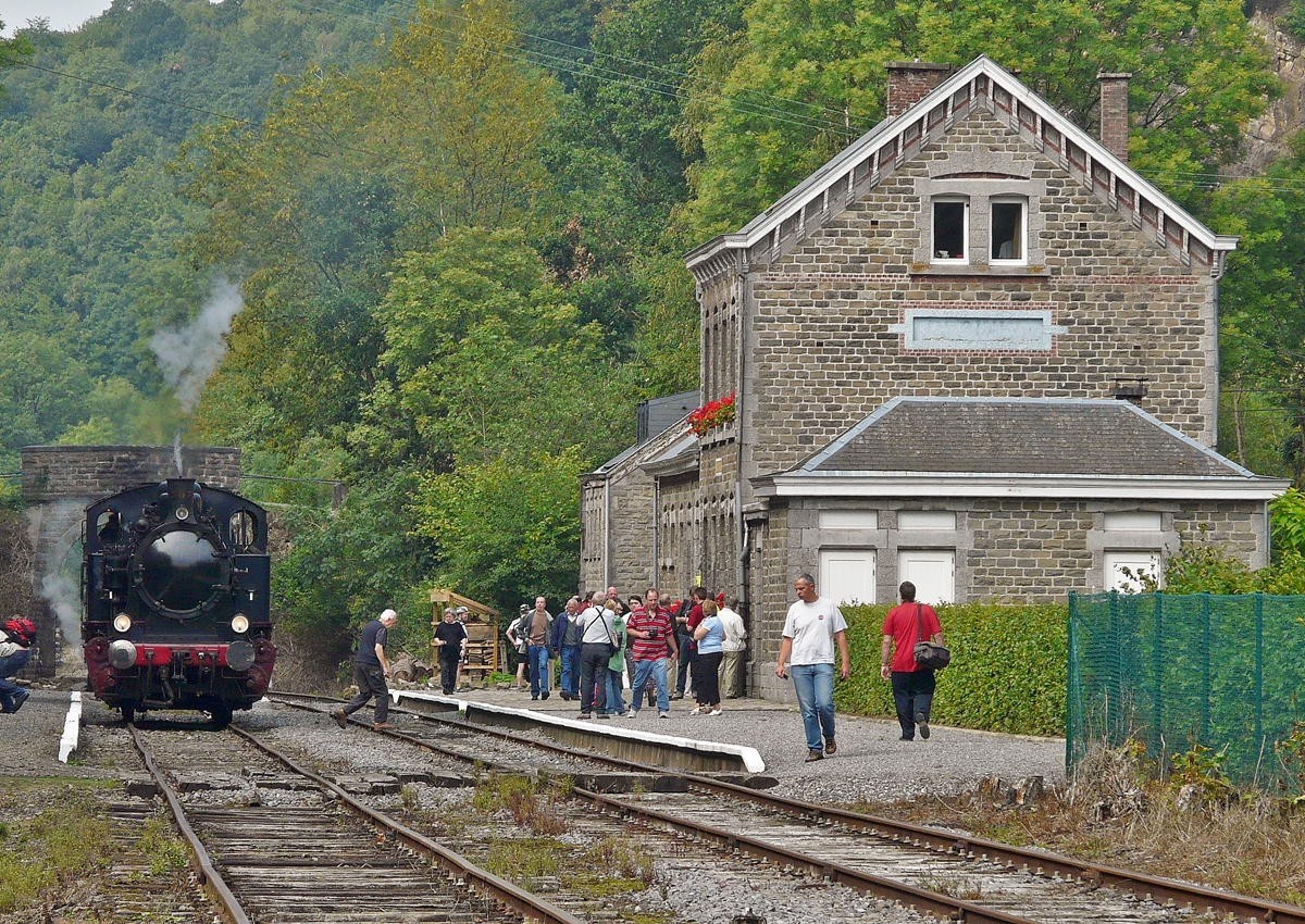 . Die Dampflok AMTF KDL 7  Energie 507  der luxemburgischen Museumsbahn  Train 1900  war am 14.08.2010 zu Gast beim Dampfestival auf der belgischen Museumsstrecke  Le Chemin de Fer du Bocq  und konnte im Bahnhof Dorinne-Durnal abegelichtet werden. (Jeanny)