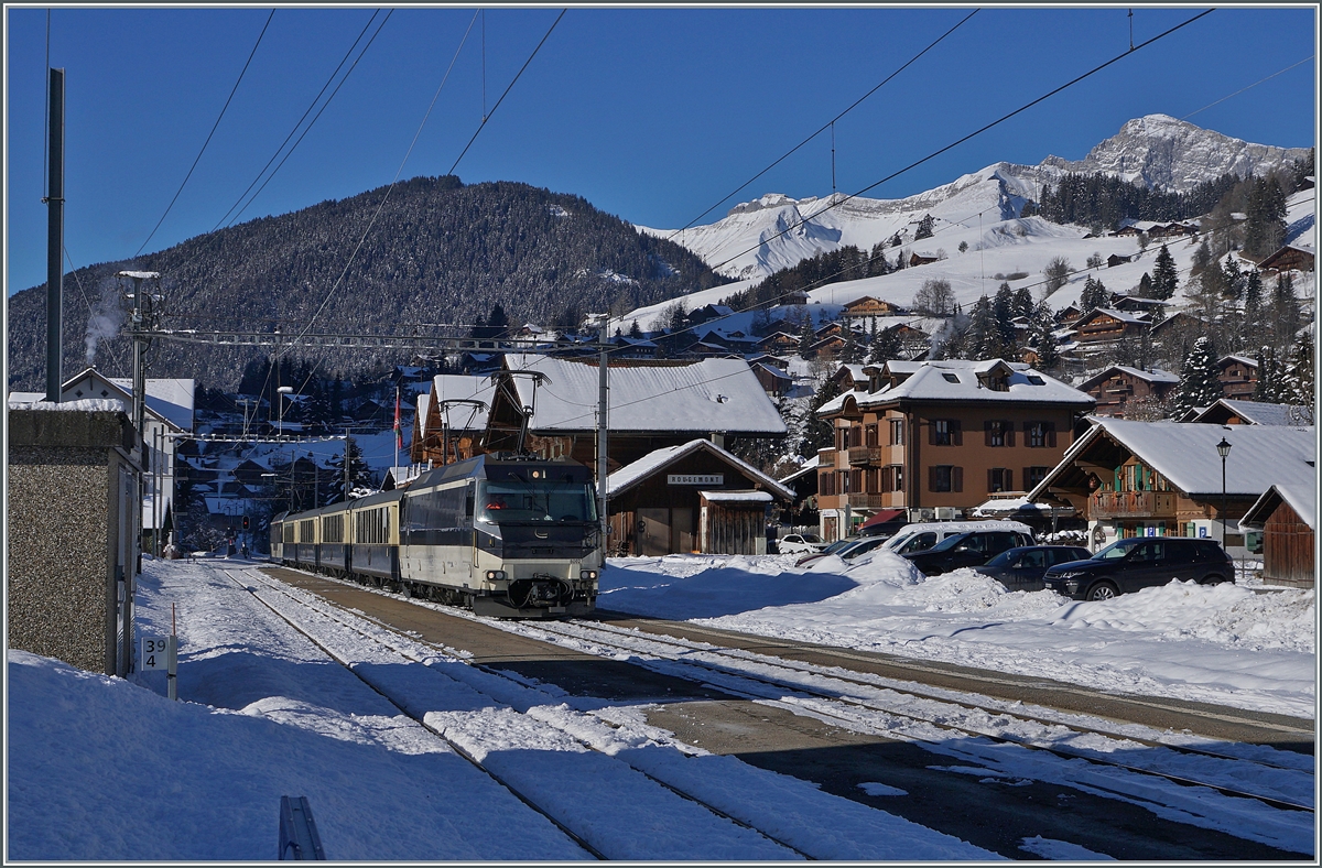  Die Ge 4/4 8002 zeigt sich auch am Montag nochmals vor dem MOB GoldenPass Belle Epoque Zug 2214 auf seiner Fahrt von Montreux nach Zweisimmen Rougemont erreicht.

11. Januar 2021