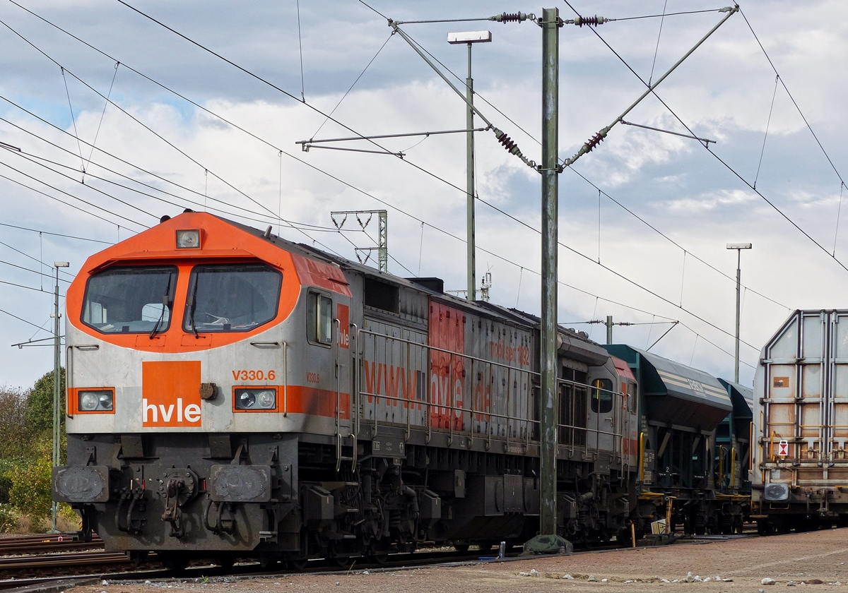 . Die hvle (Havellndische Eisenbahn AG)  Blue Tiger  V330.6 [250 003-1 (92 80 1250 003-1D-HLVE)] steht mit Enercon Wagen im Abstellbereich des Hauptbahnhofs von Emden. 07.10.2014 (Jeanny) 

Die DE-AC33C ist eine dieselelektrische Lokomotive fr den schweren Gterverkehr. Sie wurde von ADtranz in Zusammenarbeit mit dem US-amerikanischen Konzern General Electric entwickelt. Bei der Deutschen Bahn AG werden die Loks unter der Baureihe 250 gefhrt. Unter der Bezeichnung  Blue Tiger  erfolgte die Vermarktung der Baureihe.

Der  Blue Tiger  ist eine Gemeinschaftsentwicklung von ADtranz (heute Bombardier) und General Electrics. Die eigentliche Typenbezeichnung fr die deutschen Loks ist DE-AC33C. Die Vorserienlok 250 001 wurde ursprnglich fr Indonesien konzipiert, aber kam dort nie zum Einsatz. Stattdessen wurden die Loks von verschiedenen Unternehmen in Deutschland (u.a. DB, BASF, RAG) umfangreich getestet. 1996 wurden weitere 30 Loks fr Pakistan in einer Spurweite von 1676mm gebaut. Im Jahr 2000 wurde bei ADtranz entschieden 10 weitere Loks fr den firmeneigenen Lokpool zu bauen (ohne feste Kunden dafr zu haben). Zur gleichen Zeit gab es eine Auftrag ber 20 Loks fr Malaysia (Spurweite 1000mm). Die erste Lok der 2. Serie fr Deutschland wurde auf der Innotrans 2002 prsentiert. Eine Lok wurde dort an die MKB verkauft. Weitere 8 Loks gehen zur KEG.

Im Jahr 1996 prsentierte Adtranz die dieselelektrische Lokomotive Blue Tiger. Die Lok entstand aus einer Zusammenarbeit zwischen der Adtranz und der amerikanischen General Electric. Das Augenmerk lag dabei auf den Absatz der Lokomotiven in Asien. Den Antrieb lieferte dabei General Electric, den mechanischen Teil steuerte Adtranz bei. Im Jahr 2001 wurde Adtranz von Bombardier Transportations aufgekauft, der Bau der Blue Tiger wurde bei Bombardier fortgefhrt.

Das Ergebnis war eine sechsachsige, dieselelektrisch angetriebene Lokomotive mit einer Leistung von 2.460 kW. Optional kann ein Motor mit einer Leistung von 3.280 kW geordert werden. Bei einer stattlichen Lnge von 23.4 m wiegt die Lok 126 Tonnen. Fr die verschiedensten Bahnverwaltungen sind bereits in der Planung verschiedenste Spurweiten vorgesehen worden.

An beiden Enden bietet die Lokomotive Fhrerstnde, die ber die ganze Fahrzeugbreite reichen. Dazwischen befindet sich der schmalere Motorenbereich, an dem sich beidseitig Wartungsgnge befinden.

Als erster Prototyp wurde 250 001 ausfhrlichen Tests unterzogen, wobei die Vorserienlok im Jahr 1997 an die DB vermietet war. Die Tests verliefen erfolgreich, so dass einige Privatbahnen Deutschlands den Blue Tiger fr ihrem Lokomotivpark orderten. Neben den Bestellungen in Deutschland fertigte Adtranz weitere 30 Lokomotiven des Typs fr die pakistanische Staatsbahn mit einer Spurweite von 1.676 mm, zwanzig Lokomotiven gingen in Meterspurausfhrung nach Malaysia. Neben der Vorserienlok 250 001 wurden weitere zehn Lokomotiven fr den deutschen Markt gebaut.

Gegenber der Vorserienlok 250 001 wurden bei den Serienmaschinen einige Vernderungen vorgenommen. Besonders augenfllig sind die Vernderung im Bereich des Fhrerstandes, dessen Frontscheibe entgegen der Vorserienmaschine in der Serienausrstung nun zweiteilig ausgefhrt ist. Das Dach und die Abdeckung des Maschinenraumes sind gegenber 250 001 angespitzt ausgefhrt.

In Deutschland sind die Blue Tiger derzeit (Mrz 2008) bei der OHE, der hvle und ITL im Einsatz. Die Vorserienlok 250 001 ist heute bei der OHE als Lok 330094 im Einsatz, wobei smtliche in Deutschland eingesetzten Lokomotiven regulr nur im Gterverkehr eingesetzt werden.

Die Lokomotive besitzt einen mittelschnell laufenden 12-Zylinder-Dieselmotor mit 2460 kW Leistung und Drehstromtechnik von General Electric. Diese Komponenten stammen aus anderen erfolgreichen Lokkonstruktionen der amerikanischen Firma. Von Adtranz wurden die Henschel-Flexifloat-Drehgestelle und die mechanische Konstruktion der Lok in die Partnerschaft eingebracht. Jeder Radsatz der Lok ist mit einem luftgekhlten IGBT-Wechselrichter ausgestattet, des Weiteren besitzt sie ein computergesteuertes Diagnosesystem.

Der einst blau-grau lackierte und mit Tigermotiv versehene Prototyp wurde anfangs von BASF, spter von der Mindener Kreisbahn eingesetzt und schlielich an die Osthannoversche Eisenbahnen AG (OHE) verkauft. Als die Frist der Lok und damit auch die spezielle Zulassung als Prototypfahrzeug auslief, wurden umfangreiche Modifikationen notwendig, um die Maschine weiterhin einsetzen zu knnen. Neben einer Verstrkung der Fahrzeugfront durch aufgeschweite Stahlbalken erhielt die Lok auch ein Umlaufgitter an den Seiten.

Lokomotiven dieses Typs werden in Deutschland ausschlielich von privaten Eisenbahnunternehmen eingesetzt, wie z.B. der Osthannoverschen Eisenbahnen AG oder der ITL Dresden. Zuvor waren ein Groteil der Lokomotiven in einem Mietpool des Herstellers Bombardier organisiert, nachdem der erste Grobesteller, die KEG, mit Hinweis auf die sich verzgernde Zulassung vom Kauf zurckgetreten war. Aufsehen erregte eine im Januar 2005 erfolgte Testreihe der Deutsche-Bahn-Tochter DB AutoZug, die ihre Autozge einige Tage von einer Lokomotive der Baureihe 250 ziehen lie.

Technische Daten:

Nummerierung: 250 001–011
Anzahl: 11 (1 Prototyp und 10 Serie)
Hersteller: ADtranz (250 001), Bombardier
Baujahr(e): 1996, 2002–2003
Achsformel: Co'Co'
Spurweite: 1435 mm (Normalspur)
Lnge ber Puffer: 23.410 mm
Dienstmasse: 126 t
Radsatzfahrmasse: 21 t
Hchstgeschwindigkeit: 120 km/h
Installierte Leistung: 2.460 kW
Anfahrzugkraft: 517 kN
Leistungskennziffer: 19,5 kW/t
Motorentyp: General Electric GE 7FDL12
Leistungsbertragung: dieselelektrisch
Anzahl der Fahrmotoren: 6 General Electric GEB 15A4
Lokbremse: dynamische Bremse und computergesteuerte Druckluftbremse
Zugsicherung: Sifa, PZB 90

