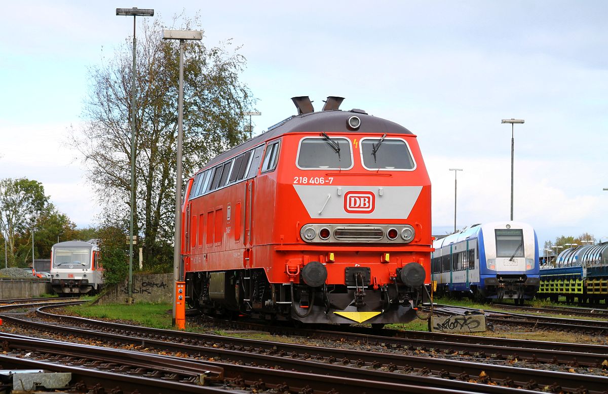  Die neu in orientrot lackierte DB 218 406 des Bw Kempten /REV/13.09.2023/ wartet im Gterbahnhof von Niebll auf den Achsentausch, 17.10.2023 