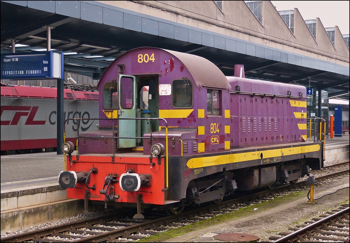 . Die Restaurierung der Diesellok 804 hat noch nicht begonnen und so prsentierte sie sich am 12.10.2013 in einem desolaten Zustand im Bahnhof von Luxemburg Stadt. (Hans)

Die interessante Geschichte der Srie 800 kann man hier nachlesen:

http://hellertal.startbilder.de/name/einzelbild/number/177298/kategorie/Luxemburg~Dieselloks~Sonstige.html