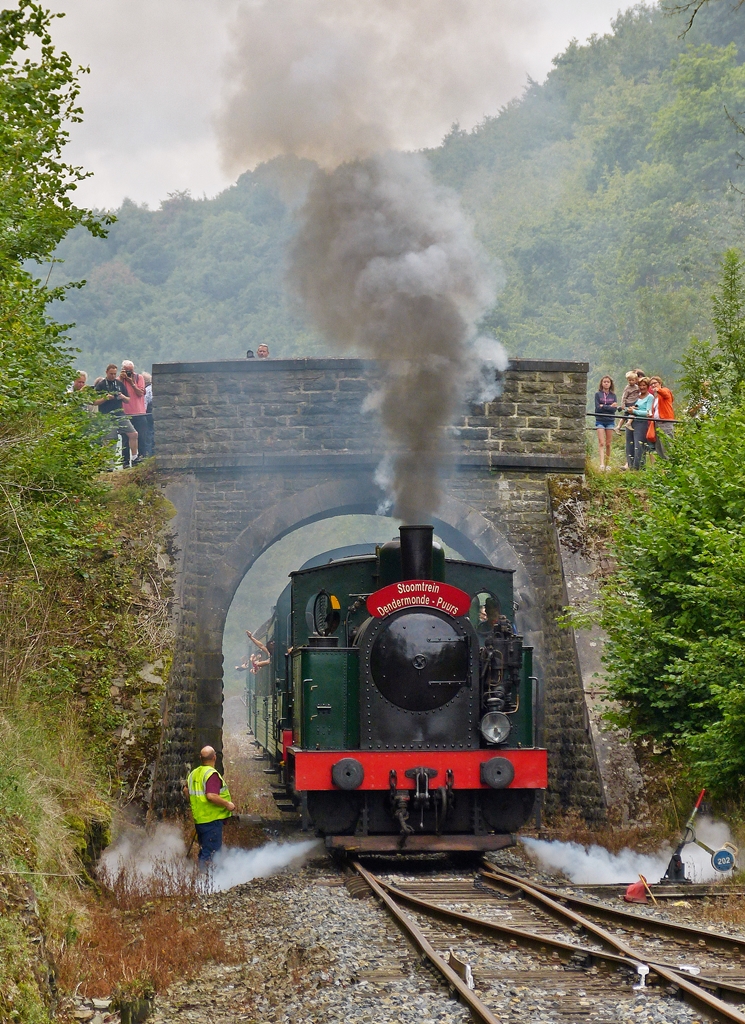 . Die schne alte Steinbrcke in der Nhe des Bahnhofs Dorinne-Durnal eignet sich immer bestens als Hintergrund fr die Dampfzge. Am 17.08.2013 erreicht die Tubize 2069  Helena  des Museumsvereins Stoomtrein Dendermonde-Puurs den Bahnhof Dorinne-Durnal auf der belgischen Museumsstrecke  Le Chemin de Fer du Bocq . (Jeanny)