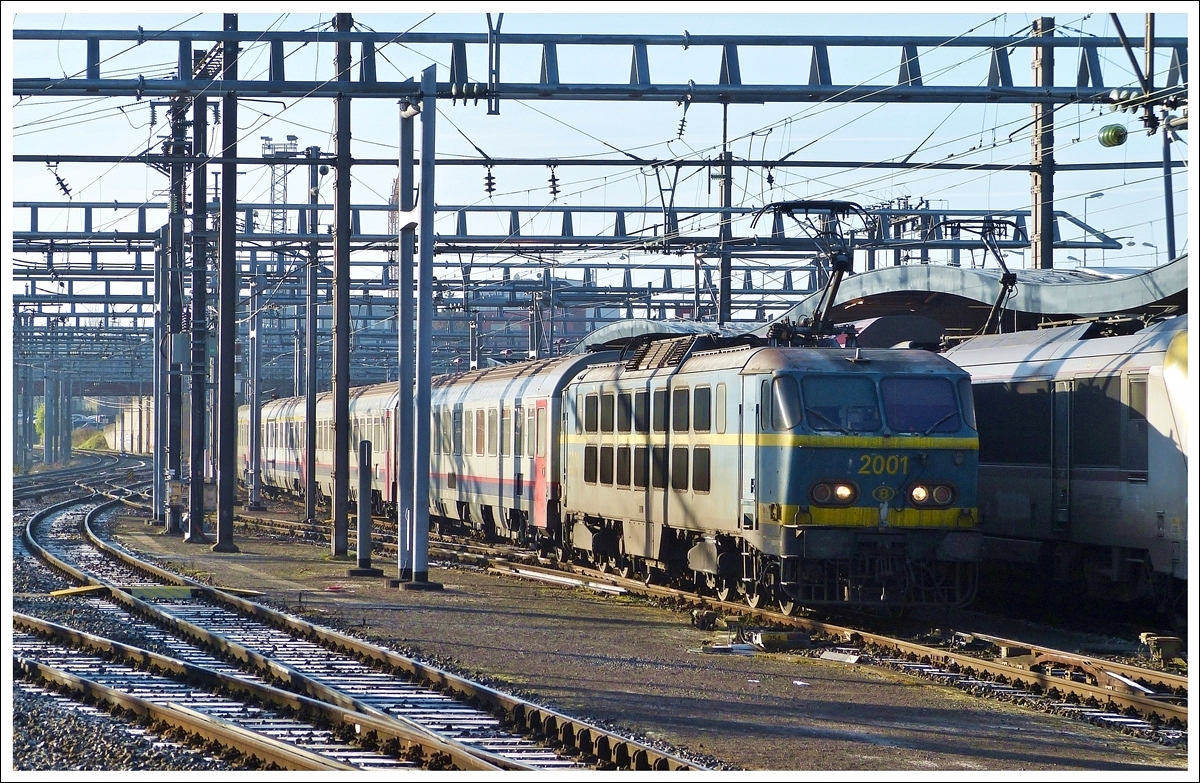 . Die schnste berraschung des Tages bescherte uns die HLE 2001, als diese den IC 91  Vauban  Bruxelles Midi - Basel in den Bahnhof von Luxemburg zog.
Totgesagte leben bekanntlich lnger. 15.12.2013 (Jeanny)