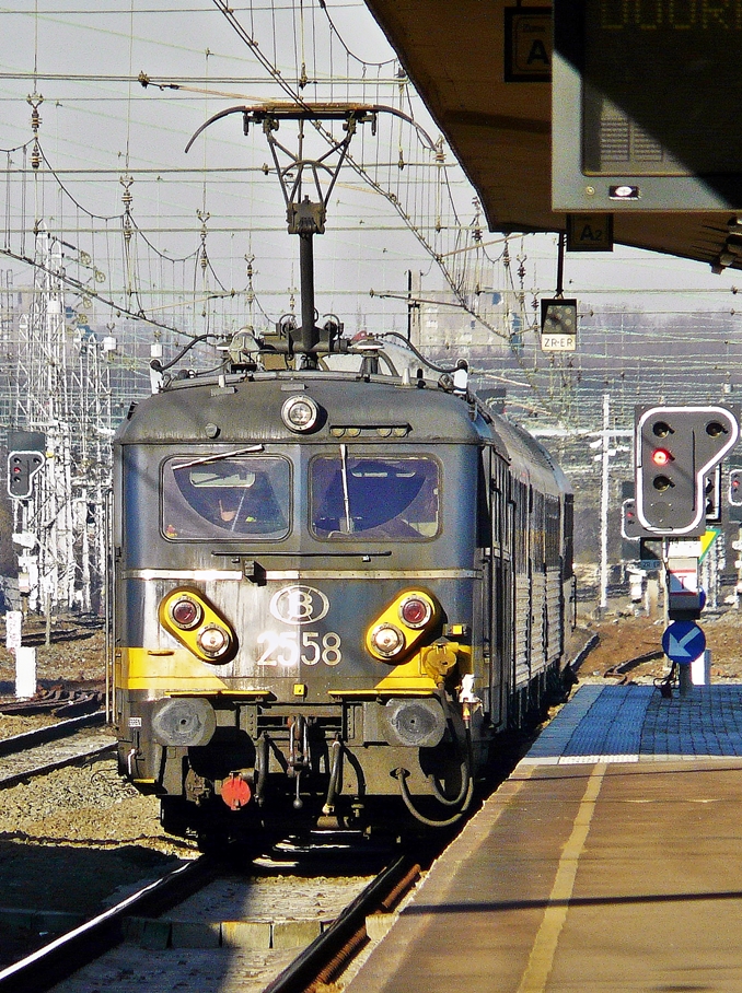 . Die SNCB HLE 2558 erreicht am 17.02.2008 den Bahnhof Bruxelles Nord. Die Front der Lok wird durch die tiefstehende Sonne leider etwas berstrahlt. ;-) (Jeanny)