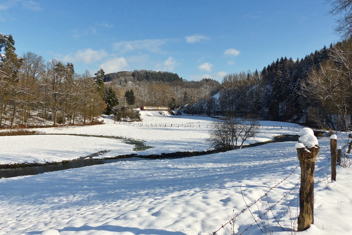 . Die Sonne lockte uns heute wieder an die Bahnstrecke und so konnte das Brckenmotiv in der Nhe von Maulusmhle bei blauem Himmel abgelichtet werden. Der Z 2013 als RE 3737 Troisvierges - Luxembourg fhrt am 04.02.2015 ber die Woltz Brcke zwischen Sassel und Maulusmhle. (Jeanny)