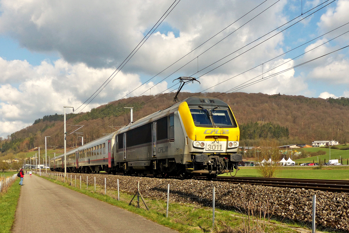 . Die Sonne lockte uns am 26.02.2016 an die Bahnstrecke zwischen Lintgen und Mersch. Pünktlich fuhr die 3011 mit dem IC 110 Liers - Luxembourg am Haken an den Fotografen in der Nähe von Lintgen vorbei. (Jeanny)