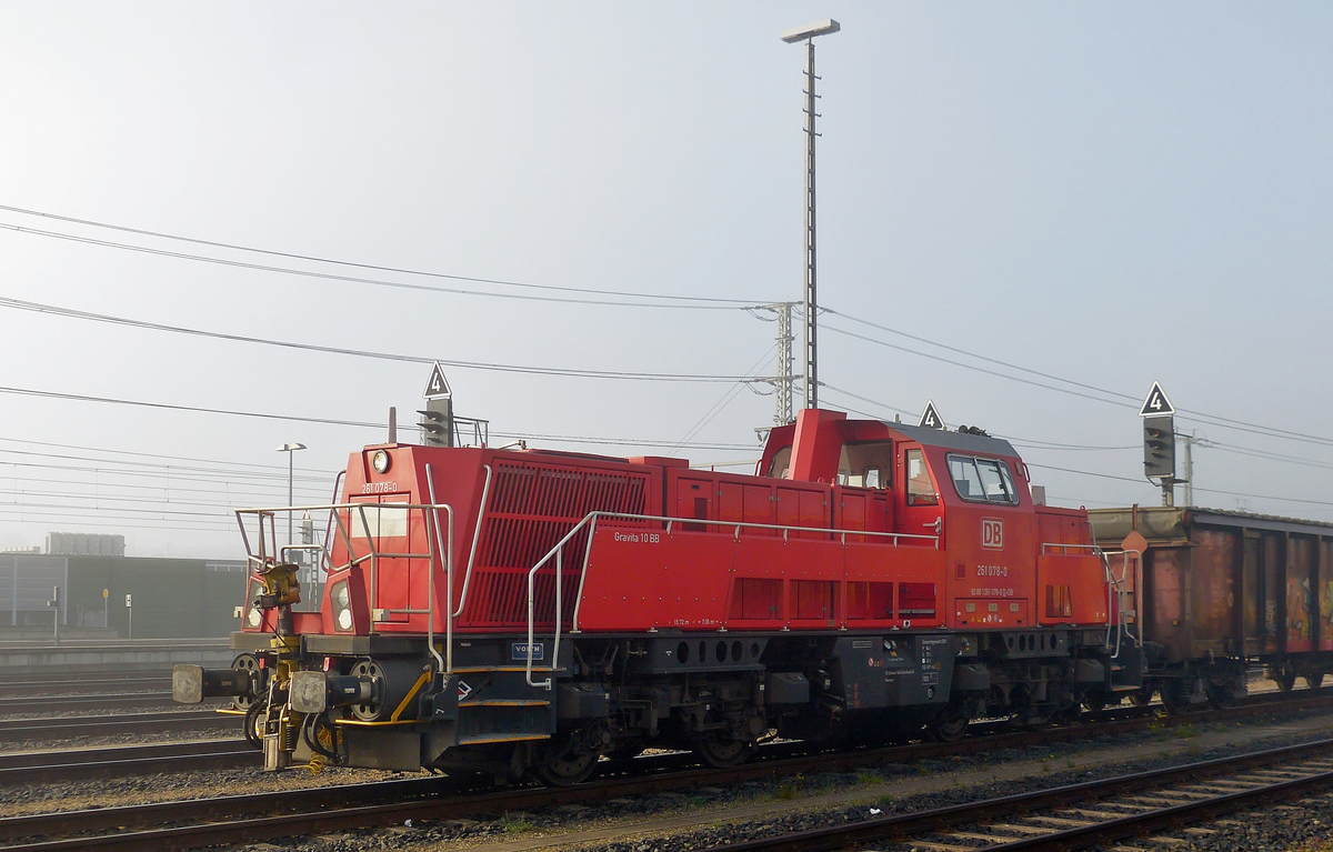 . Die Voith Gravita 10 BB 261 078-0 (92 80 1261 078-0 D-DB) konnte am 02.11.2015 von einem ffentlichen Parkkplatz in der Nhe vom ICE Bahnhof in Montabauer aus fotografiert werden. (Hans)