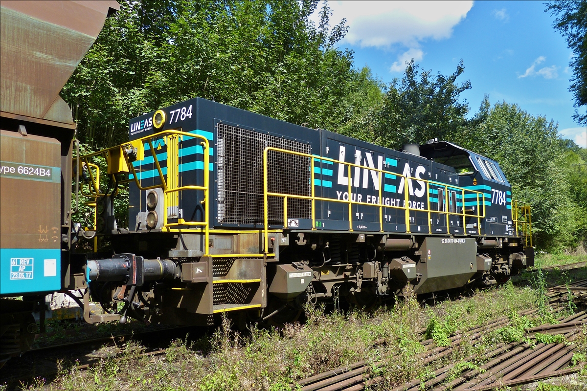 . Diesellok 7784 von Lineas, im Bahnhofsbereich von Dorinne-Durnal, auf der Museumsstrecke des PFT, aufgenommen am 14.08.2017.
Lok Daten: Gebaut von Vossloh im Jahr 2002 unter der Nr. 1001001, Betriesnr: 92 88 0077 084-6 B –BLX. seit dem 27.04.2017 gehrt diese zur „Lineas GroupNV/SA B in Bruxelles.( frher B Logistick). 
