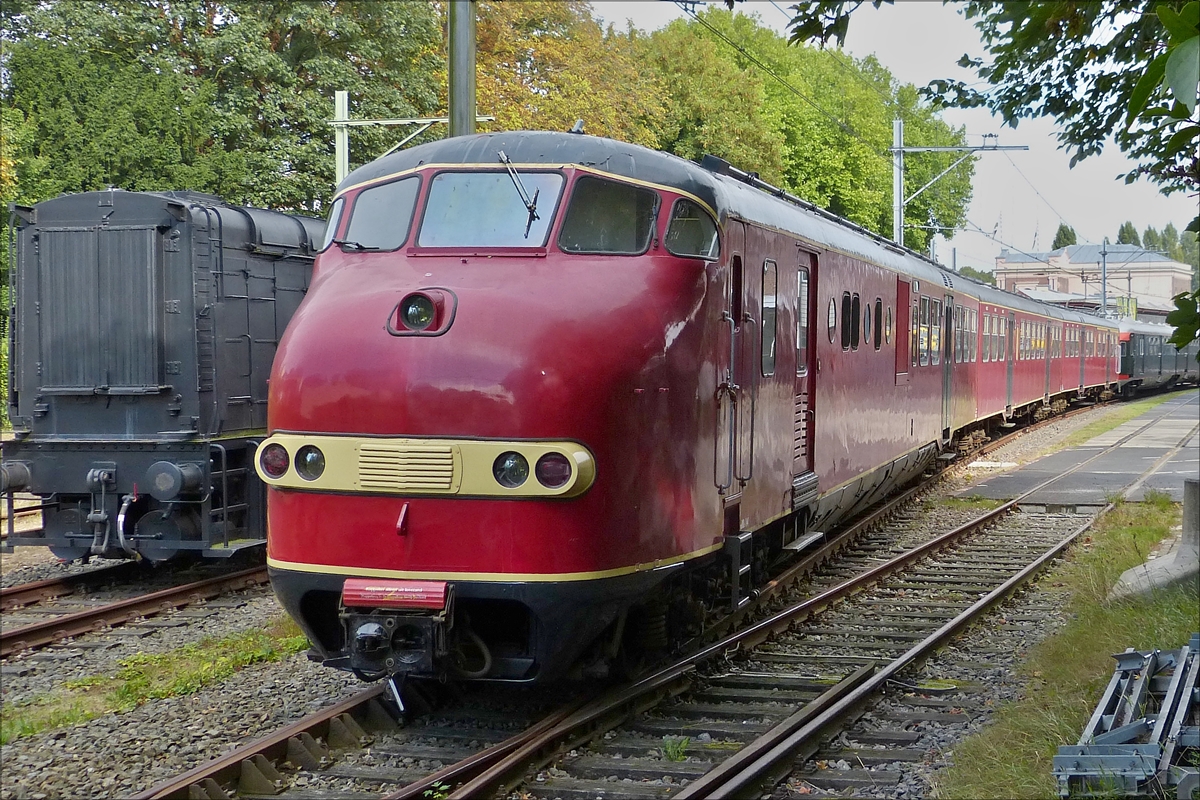 . Dieseltriebzug Plan U; NS 114, 
der Rote Teufel, 
gebaut von 1960 bis 1963 vom Werkspoor in Utrecht, 
Kennnummern von 111 bis 153, 
Lnge 74,50 m;  
Antrieb Diesel-Elektrisch; 
Anzahl 42; 
V.max 125 km/h; 
2 Kl. 24 Sitzpltze; 
3.Kl. 168 Pltze, 
Leergewicht 136 Tonnen; 
Einsatzgebiet die nicht Elektrifizierten Strecken der NS.  
Seit 2003 ist der Triebzug im Museumsbesitz ist, 
seit 2009 ist der Triebzug wieder betriebsbereit hergerichtet.  
Utrecht  01.10.2016