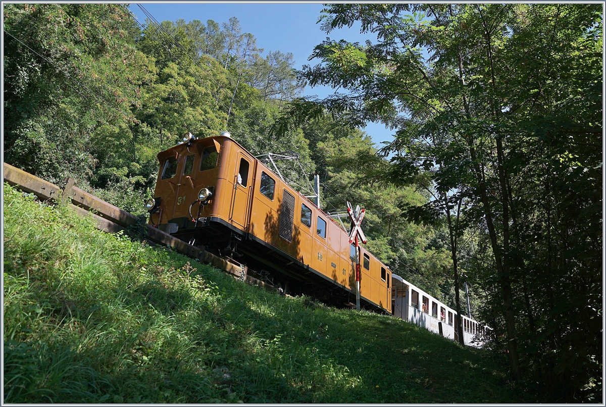 ... doch erst zu spät realisierte ich, dass ich die Ge 4/4 81 nochmals fotografieren konnte. Knapp hat es dann zu diesem Bild hier gereicht: Die Ge 4/4 81 ist kurz nach Sonzier auf dem Weg nach Chaulin.

8. Sept. 2018