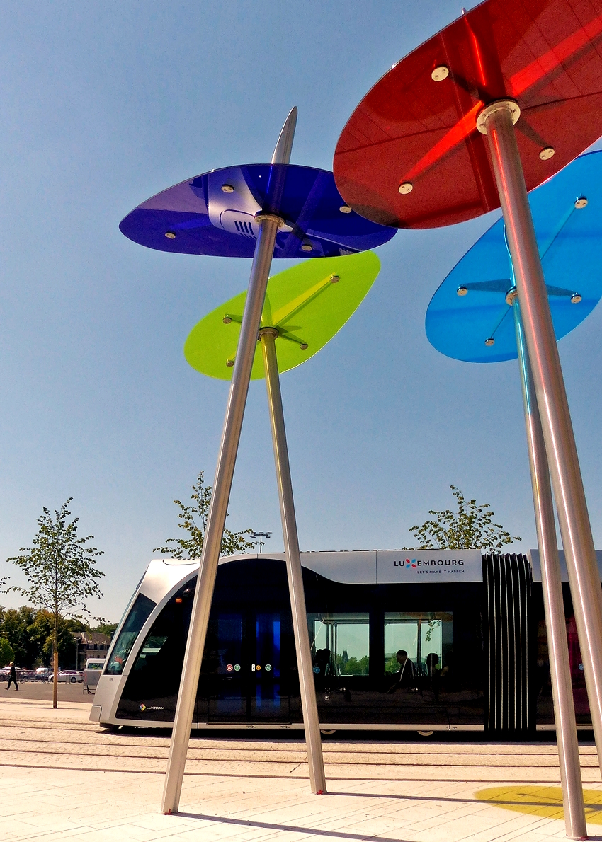 . Drei neue Haltestellen fr die Straenbahn - Am 27.07.2018 war die offizielle Erffnung von 3 neuen Haltestellen bei Luxtram S.A.. Am ehemaligen Paerdsmaart in Luxembourg-Ville verschnern die Farben der Tren von den luxemburgischen CAF Straenbahnwagen die Haltestelle Theater und konnten zusammen mit einem Luxtram Urbo bildlich festgehalten werden. (Jeanny)