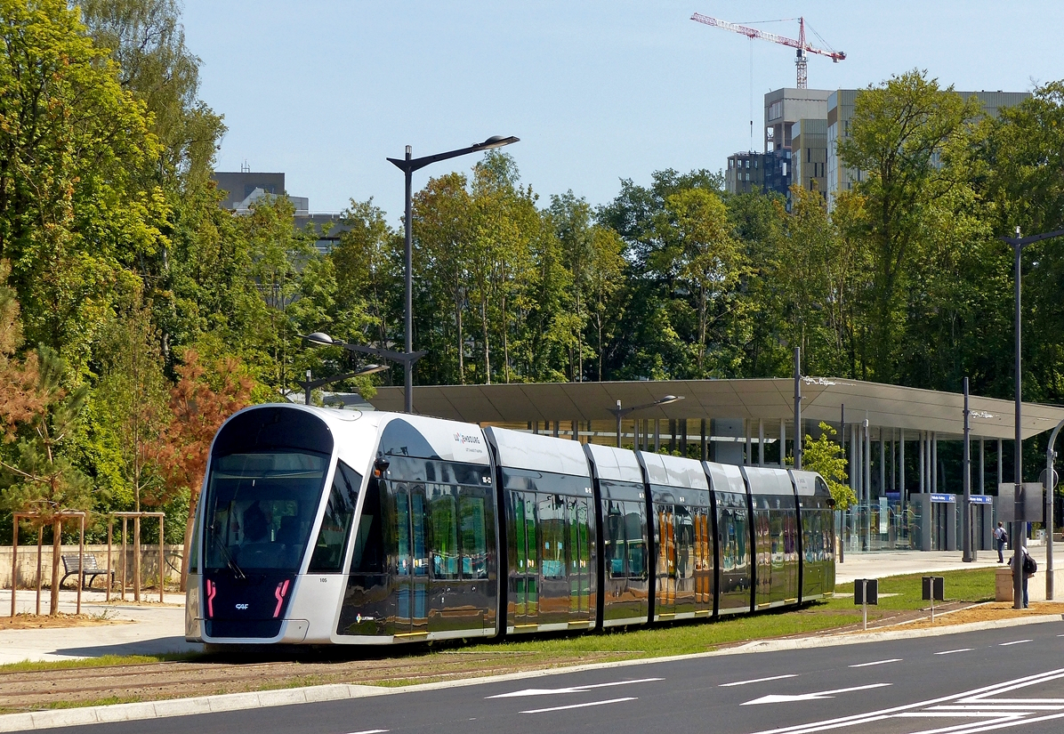 . Drei neue Haltestellen fr die Straenbahn – Am Ple d’change Rout Brck-Pafendall senkt die Tram den Pantografen. Von nun an schafft sie es  oben ohne . Zunchst geht es ber die Rote Brcke bis zur Haltestelle Theater. Dort angekommen, wird unter dem Fahrzeug eine Kufe ausgefahren, die eine Verbindung zu einem dritten Gleis am Boden herstellt. Auf diesem Weg wird das Fahrzeug mit Strom versorgt. Von dem Vorgang bekommt von den Passagieren niemand etwas mit. Nach 20 Sekunden ist genug Energie  getankt  – es kann weitergehen, den Glacis entlang. Mit den drei neuen Haltestellen erstreckt sich die Tramstrecke jetzt ber 5,7 Kilometer. 27.07.2018 (Jeanny)