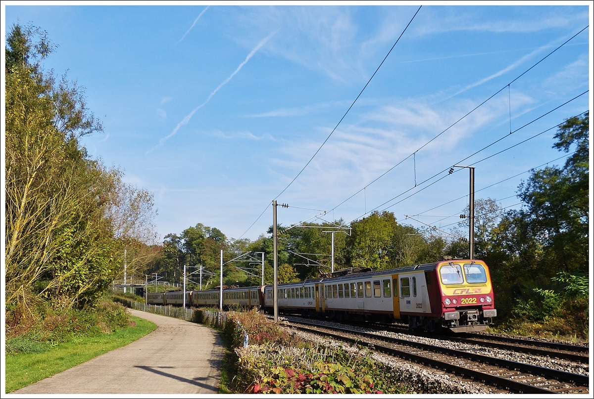 . Dreifacheinheit Z 2 fhrt als IR 3611/RE 3762 Luxembourg - Troisvierges/Diekirch in der Nhe von Cruchten an mir vorbei. In Ettelbrck wird der Zug geteilt, zwei Einheiten fahren weiter nach Troisvierges, whrend die dritte Einheit nach Diekirch fhrt. 19.10.2013 (Hans)