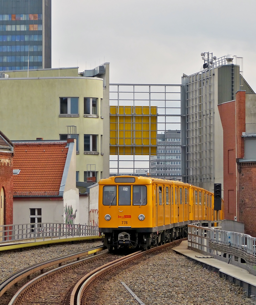 . Durchgebogen - Der Berliner U-Bahn TW 778 der Kleinprofil-Baureihe A3E auf der U1 hat am 29.12.2012 die Haltestelle Gleisdreieck verlassen und scheint in den Huserschluchten zu verschwinden. (Jeanny)  