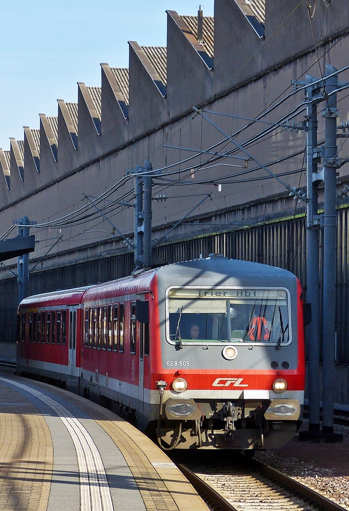 . Ein Abschiedsbild - Der CFL 628/928 505 verlsst am 24.02.2014 den Bahnhof von Luxemburg in Richtung Trier Hbf. (Hans)

Die beiden CFL Trabis weilen schon nicht mehr in Luxemburg, sie fuhren letzte Woche in Richtung Norden (Niebll?). Wir werden diese tollen Zge sehr vermissen.