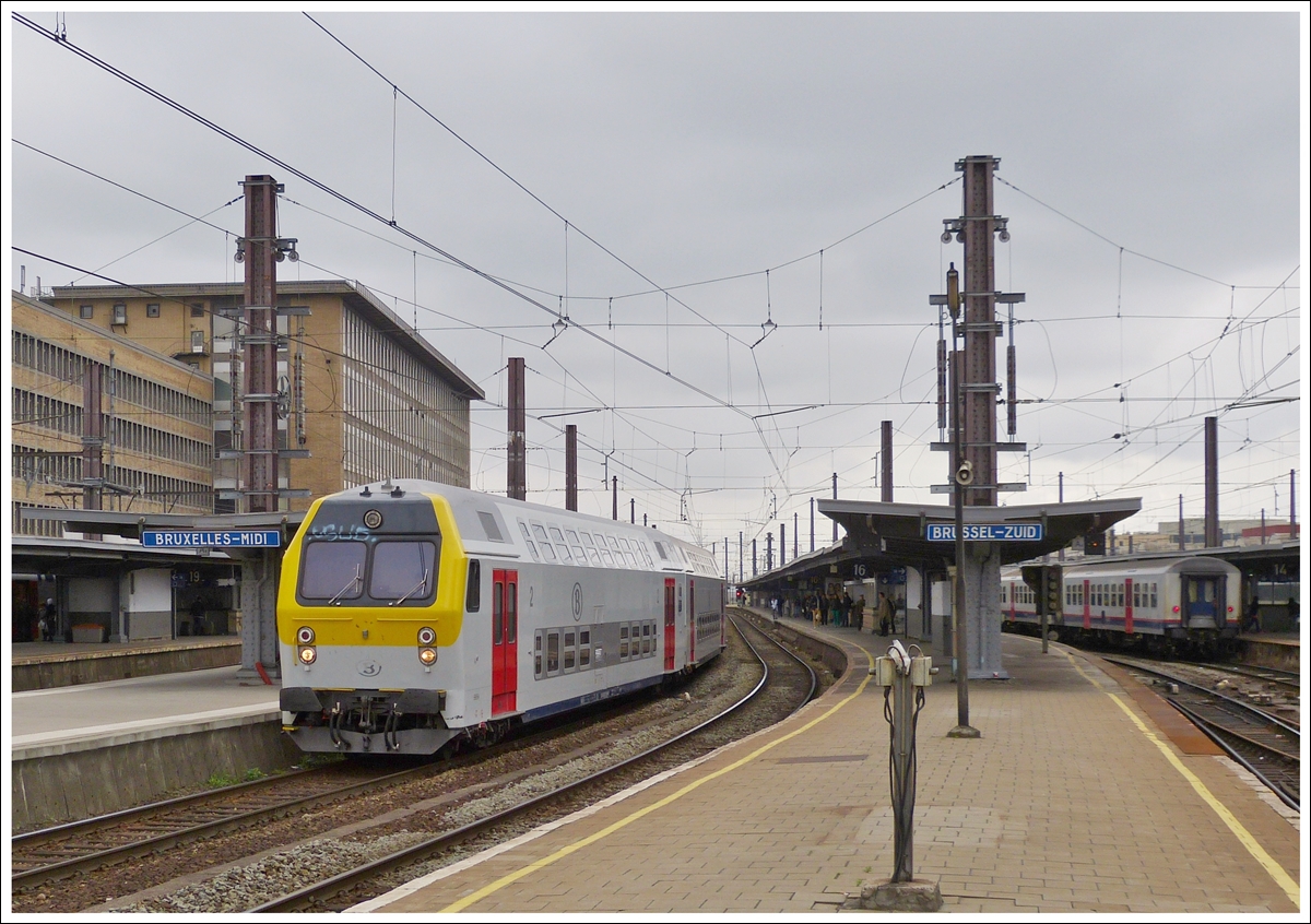 . Ein P (Heure de Pointe = Verstrkungszug) Zug verlsst am 10.05.2013 den Bahnhof Bruxelles Midi. Vorne befindet sich ein M 5 BDx (Steuerwagen). Diese Steuerwagen wurden in einer Stckzahl von 18 in den Jahren 1984 - 1985 gebaut. Vor kurzem wurden sie komplett renoviert und tragen jetzt das bliche gelb/grau/rote SNCB Design, whrend sie anfangs bordeaux rot lackiert waren. Sie sind fr eine Geschwindigkeit von 140 km/h zugelassen. (Hans)