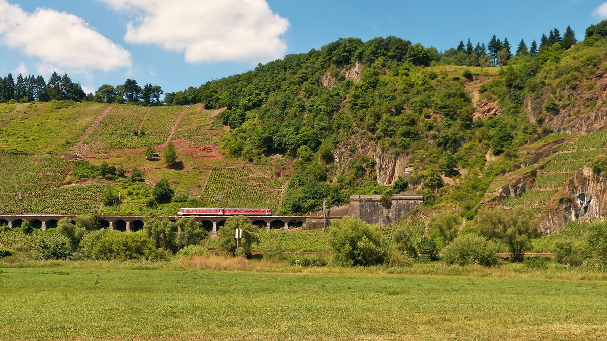 . Ein unerkannt gebliebener Triebzug der BR 628/928 kommt am 21.06.2014 aus Traben-Trarbach und fhrt ber den Pndericher Hangviadukt in Richtung Bullay kurz bevor er im Prinzenkopftunnel verschwindet. (Jeanny)