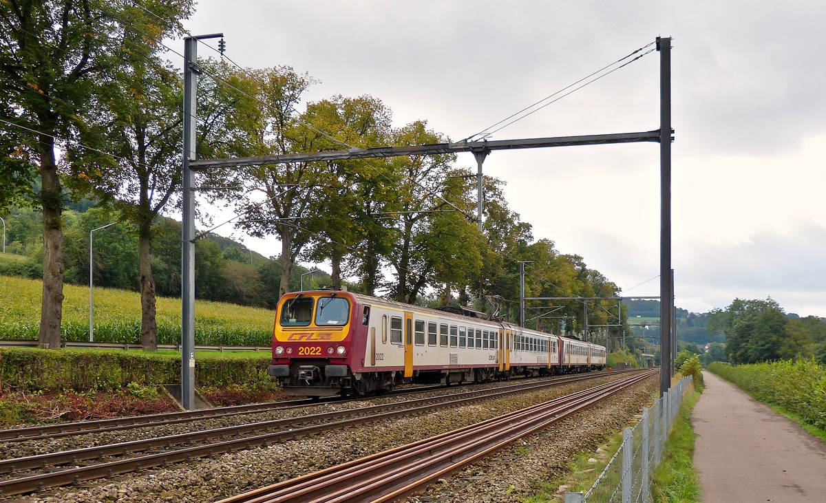 . Ein Z 2 Doppel (2022 und 2008) fährt am 18.09.2015 als RB 3610 Luxembourg - Diekirch zwischen Colmar-Berg und Schieren an mir vorbei. (Hans)