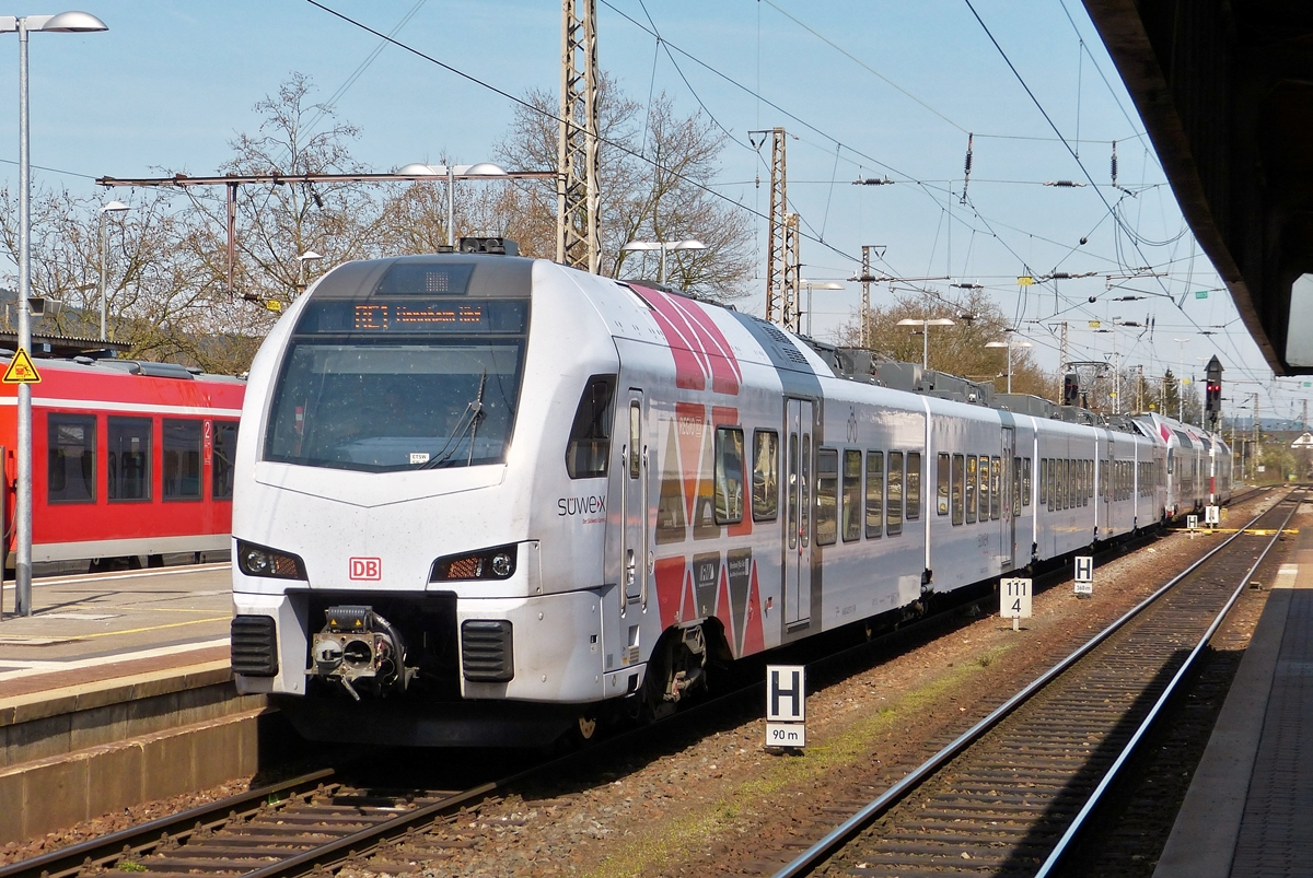 . Einfahrt des RE 5114 aus Koblenz in den Hauptbahnhof von Trier. Vorne fhrt ein 5-teiliger FLIRT der DB Regio und hinten befindet sich der CFL KISS 2306. In Trier werden die beiden Zge getrennt, der SWEX fhrt weiter nach Mannheim Hbf und der KISS fhrt nach Luxembourg. 10.04.2015 (Hans)