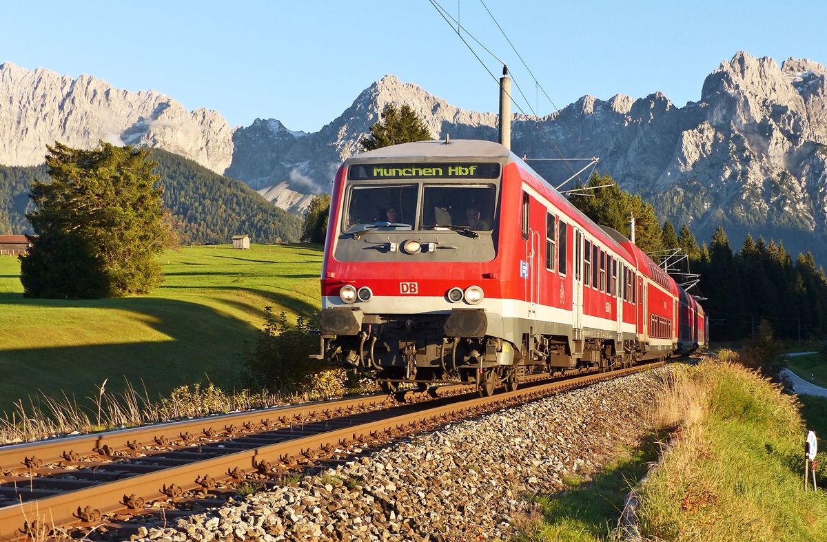 . Es gibt sie noch die Lok bespannten Zge auf der Mittenwaldbahn - Besonders in den Zeiten des Berufsverkehrs untersttzen die 111er die Hamster auf der Relation Mnchen - Mittenwald. Steuerwagen voraus fhrt der RE 4872 aus Mittenwald nach Mnchen Hbf am 04.10.2015 an unserem Ferien Domizil in der Nhe von Klais vorbei mit dem Karwendel im Hintergund. Geschoben wird der Zug von der 111 123-6. Diese RE halten nicht an jeder Station, nur an den Bahnknotenpunkten. (Jeanny)