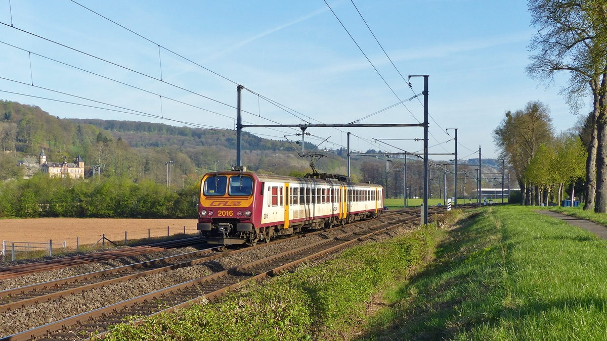 . Frhling in Schieren - Der Verkehr rollt wieder auf der Nordstrecke, das Wetter passte und die Fotografin freute sich ber die Nummer des Z 2. ;-)

Z 2016 durchfhrt am 21.04.2015 als RE 3833 Troisvierges - Luxembourg das beschauliche Tal der Alzette in der Nhe von Schieren. Links im Bild ist das Chteau de Birtrange zu sehen, ein eher unbekanntes, im 13. Jahrhundert von Gaspard-Florent de Breiderbach erbaute Schlsschen. (Jeanny)