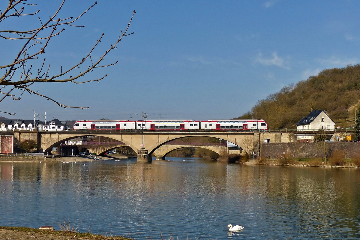 . Frühling in Wasserbillg - Abgebügelt rollt ein CFL KISS als RE 5121 Luxembourg - Trier Hbf über die Sauerbrücke in Wasserbillig. 17.03.2015 (Jeanny)