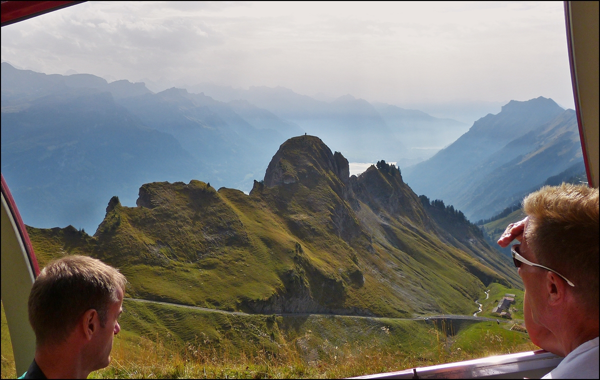 . Genuss pur - Heinz und Daniel genieen die Fahrt mit der Brienz Rothorn Bahn und erfreuen sich an der wunderschnen Aussicht. 28.09.2013 (Jeanny)