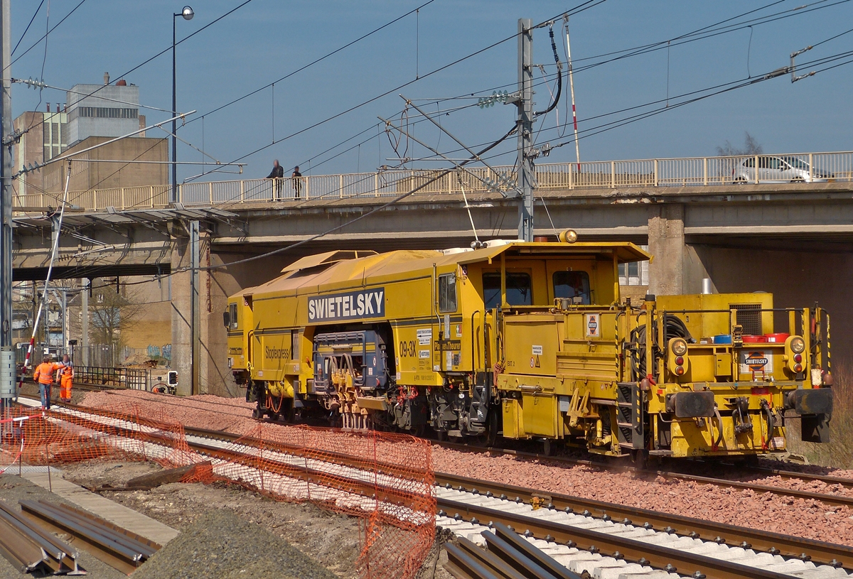 . Gleisbauarbeiten an der Nordstrecke - Der Plasser & Theurer Stopfexpress 09-3X (A-RTS 99 81 9123 007-2), eine Dreischwellenstopfmaschine, bei der Arbeit am 09.04.2015 in der Nhe von Mersch. (Hans)