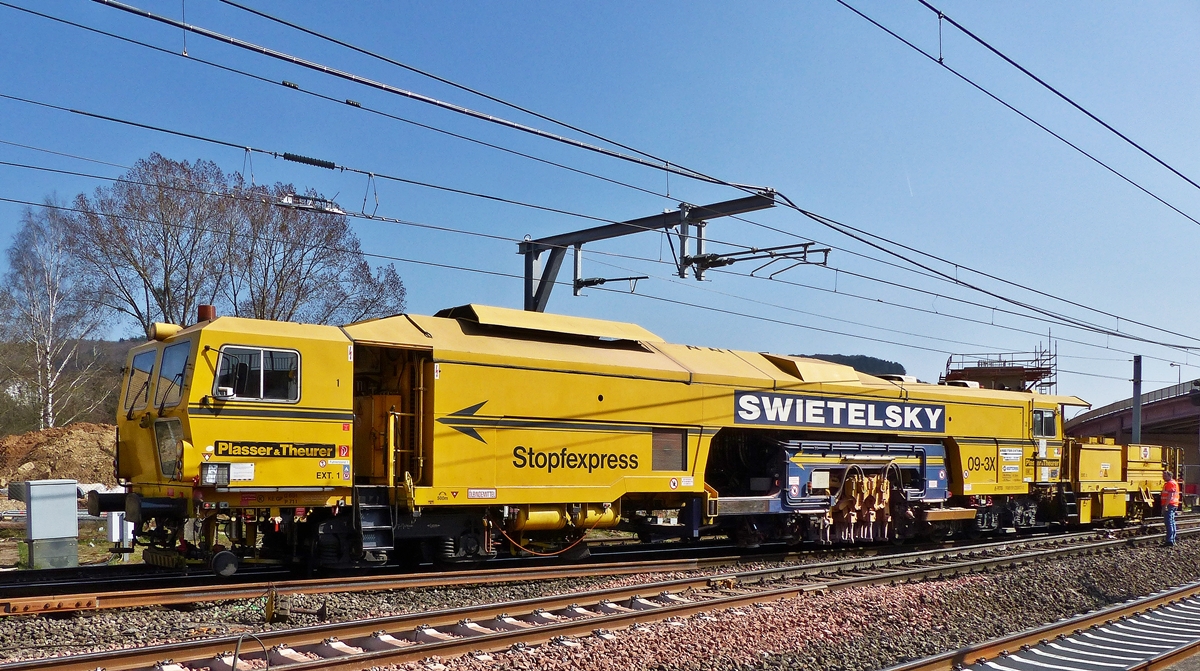 . Gleisbauarbeiten an der Nordstrecke - Seitliches Portrait des Plasser & Theurer Stopfexpress 09-3X (A-RTS 99 81 9123 007-2), eine Dreischwellenstopfmaschine, aufgenommen am 09.04.2015 im Bahnhof von Mersch. (Jeanny)