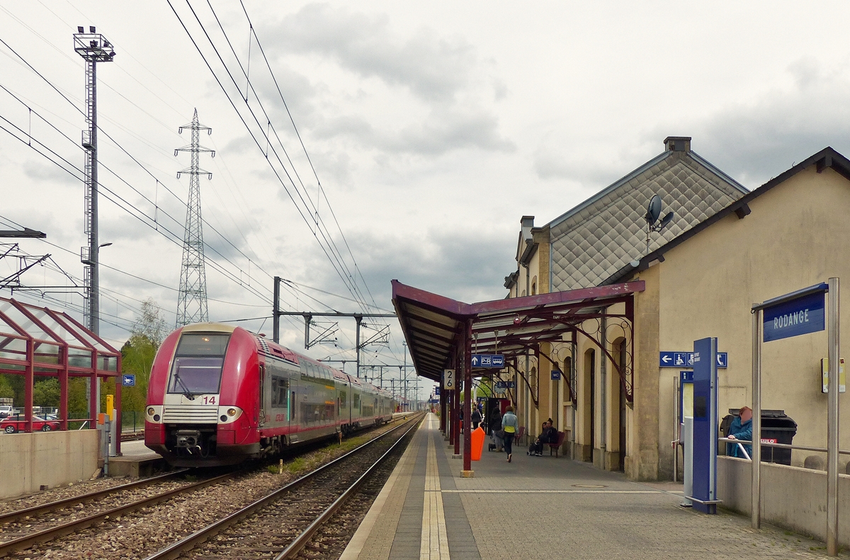 . Grenzbahnhof Rodange - Die Computermaus Z 2214 steht zur Abfahrt nach Athus (B) im Bahnhof von Rodange bereit. Dieser Bahnhof ist ein Granzbahnhof im doppelten Sinn, einerseits befindet sich der nchste Bahnhof (Athus) in Belgien und andererseits ist der folgende Bahnhof Longwy in Frankreich. Fr einen Grenzbahnhof im ehemaligen Industriegebiet ist Rodange ziemlich gepflegt und relativ sauber, es gibt sogar eine kleine Bckerei, wo man sich bei Bedarf strken kann. Zudem ist der Bahnhof besetzt und zwar mit einem sehr freundlichen und hilfsbereiten Bahnhofsvorsteher (Chef de Gare). 29.04.2015 (Jeanny)  