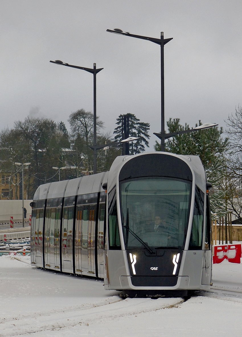 . Hrtetest fr die neue Tram an ihrem ersten offiziellen Betriebstag - Trotz reichlich Neuschnee am Morgen des 10.12.2017 nahm die Straenbahn ihren Regelbetrieb wie vorgesehen auf. An der Haltestelle Rout Brck-Pafendall ist momentan Endstation, von hier aus geht es nun zurck zur Haltestelle Luxexpo. (Jeanny)