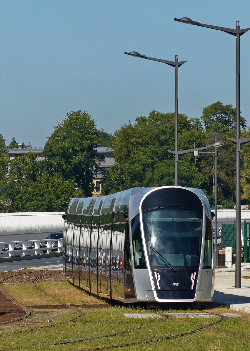 . Hochsommer in Luxemburg - Ein LUXTRAM S.A. Straenbahnwagen setzt am 06.07.2018 an der provisorischen Endhaltestelle Rout Brck-Pafendall in Luxembourg-Kirchberg um. (Jeanny)