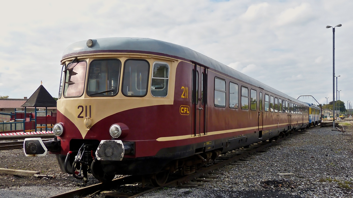 . Im Bahnhof der Museumsbahn CFV3V (Chemin de Fer  Vapeur des 3 Valles) in Mariembourg war der 1956 gebaute ex CFL Westwaggon 201/211 abgestellt. Im Hintergrund sieht man den SNCB Bahnhof von Mariembourg. 27.09.2014 (Hans)