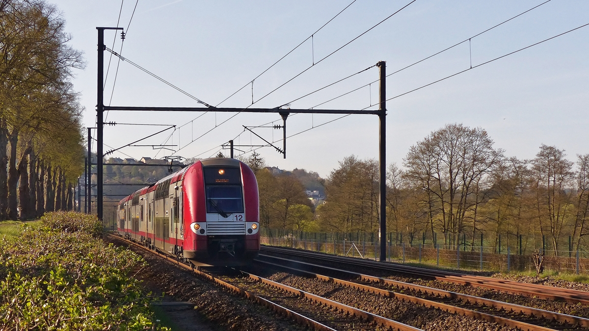 . Im morgendlichen Gegenlicht fhrt am 21.04.2015 die Computermaus Z 2212 als RB 3508 Luxembourg - Diekirch zwichen Colmar-Berg und Schieren durch da Tal der Alzette. (Jeanny)