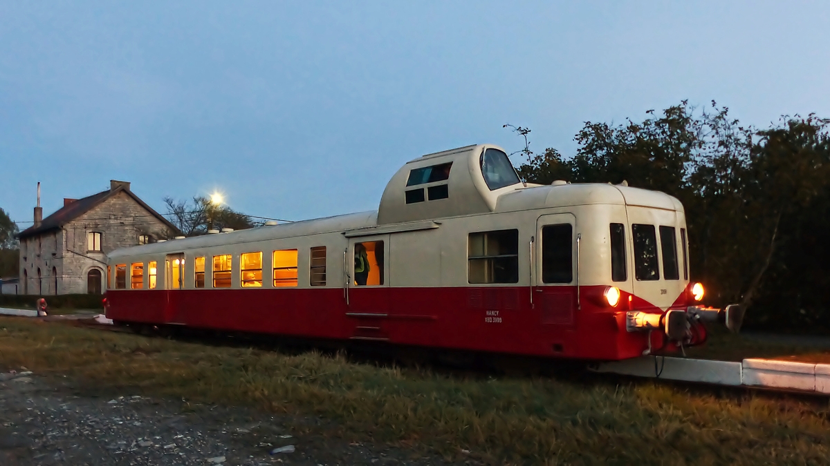 . In der Abenddmmerung des 27.09.2014 verlsst der Picasso XBD 3998  Nancy  der Museumsbahn CFV3V (Chemin de Fer  Vapeur des 3 Valles) als letzter Zug dieses wunderschnen Tages den Bahnhof von Nismes in Richtung Mariembourg. (Jeanny)