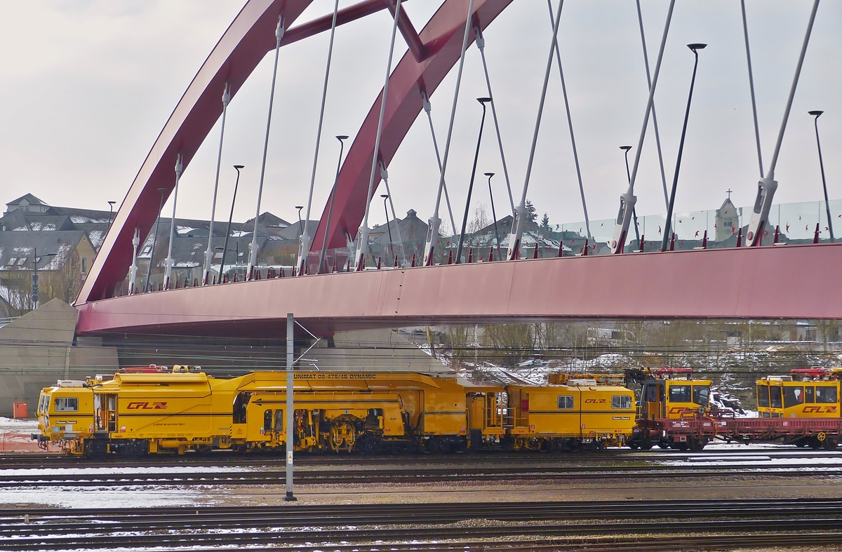 . In Luxemburg/Hollerich war am 06.02.2015 die CFL 792, eine Plasser & Theurer Universalstopfmaschine vom Typ Unimat 09-475/4S Dynamic (L-CFLIF 99 82 9124 792-7), unter der neuen Brcke abgestellt. (Hans)