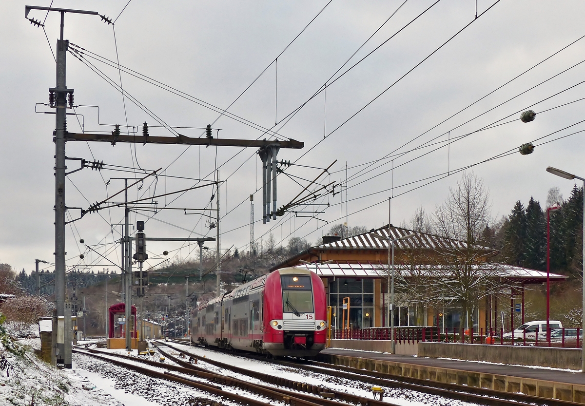 . In Troisvierges war es dann aber vorbei mit dem Sonnenschein am 20.01.2015 und ich konnte den Z 2215 zusammen mit dem Empfangsgebude nur noch bei bedecktem Himmel ablichten. (Jeanny)