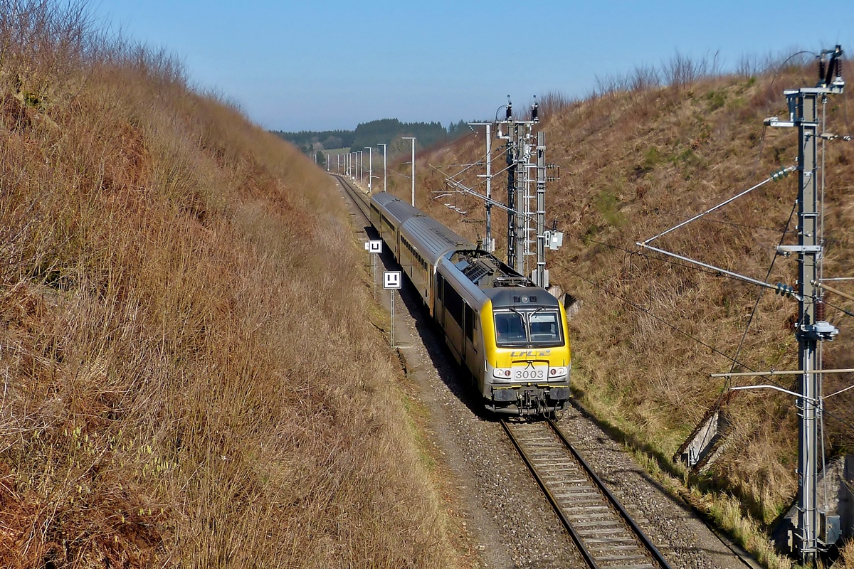 . Kleiner Grenzverkehr - Die 3003 zieht den IR 113 Liers - Luxembourg über die belgisch-luxemburgische Grenze in der Nähe von Hautbellain. 09.03.2014 (Jeanny)