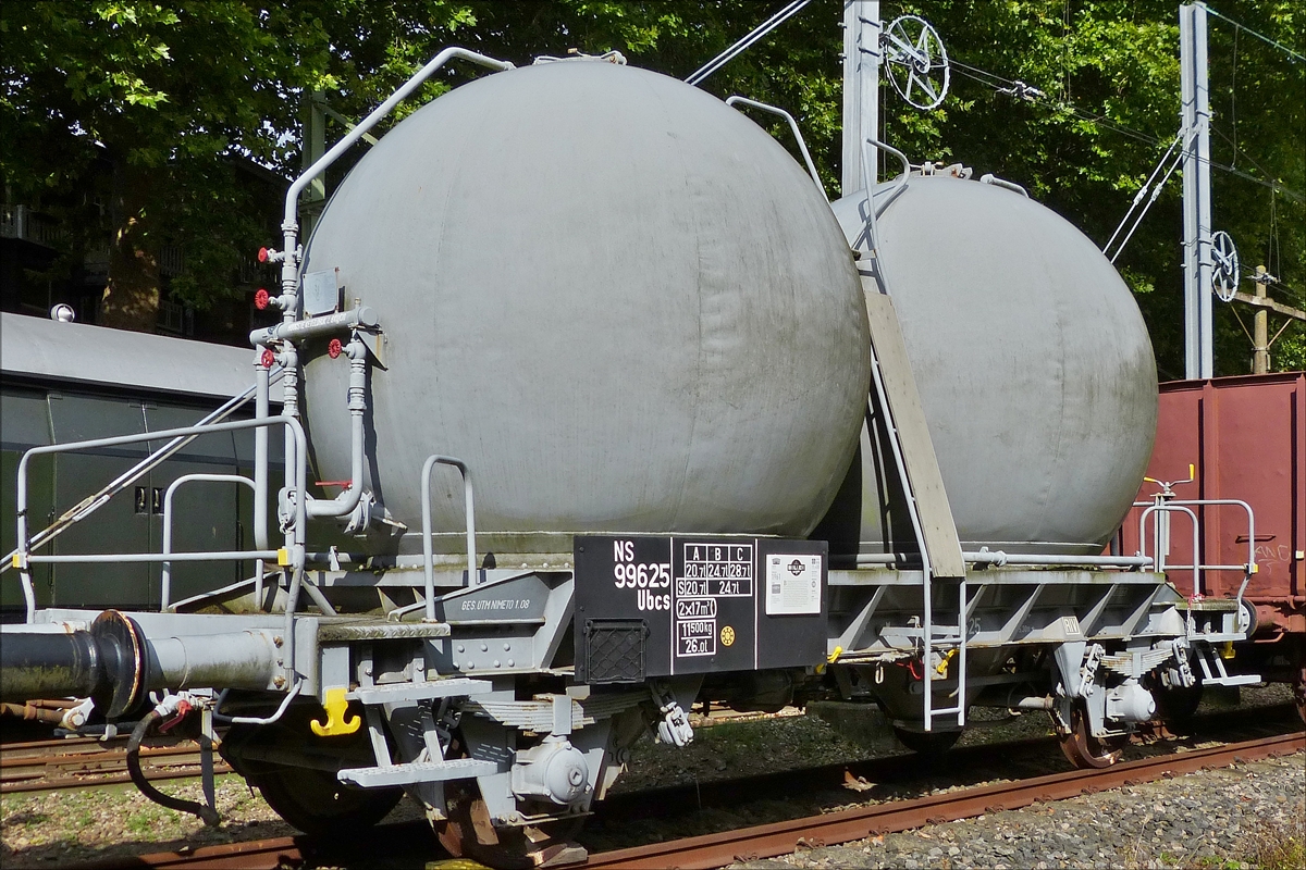 . Kugelbehlterwagen der Art Ubcs,
Baujahr 1961,
Lnge 9,27 m;
Eigengewicht: 11400 Kg; 
V.max 100 Km/h;
das Fahrgestell wurde von Talbot in Aachen gebaut;
die Kugelsilos wurden von  der Firma Smulders aus Utrecht gebaut;
die Silos haben ein Fassungsvermgen von 17 m;
sie dienten zum Transport von Puderfrmigen Produckten welche sehr stark Staubten wie z.b. Kalk, Zement und Soda;
Entladen wurden die Silos unter Zuhilfenahme von Druckluft; 
Gesehen im Nederlands Spoorwegmuseum te Utrecht am 01.10.2016.

