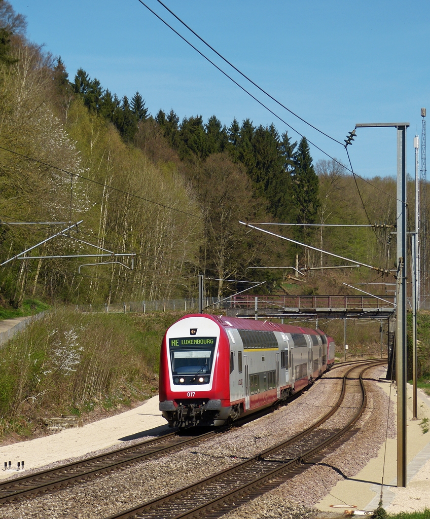 . Kurvenreiche Nordstrecke - In der Nhe von Cruchten verluft die Nordstrecke sehr kurvenreich und dank dieses Gleisbogens gelang es mir den ganzen Zug zu fotografieren. Der RE 3735 Troisvierges - Luxembourg hat am 21.04.2015 den Bahnhof von Cruchten ohne Halt durfahren und fhrt nun dem Bahnhof von Mersch entgegen. (Hans)