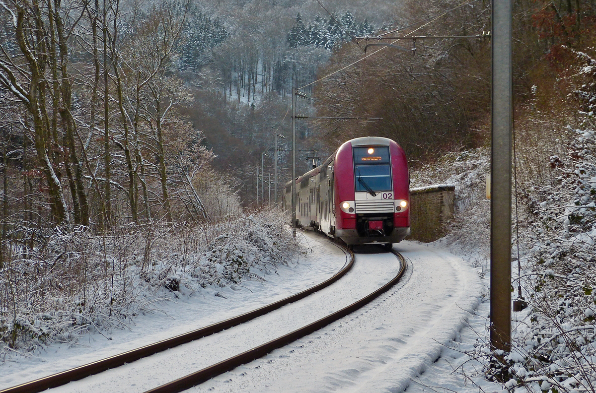 . Leider war die Sonne schon weg im Tal der Wiltz, als die Computermaus Z 2202 als RB 1765 Wiltz - Kautenbach in der Nhe von Merkholtz an mir vorbeit fuhr. 17.01.2016 (Hans)